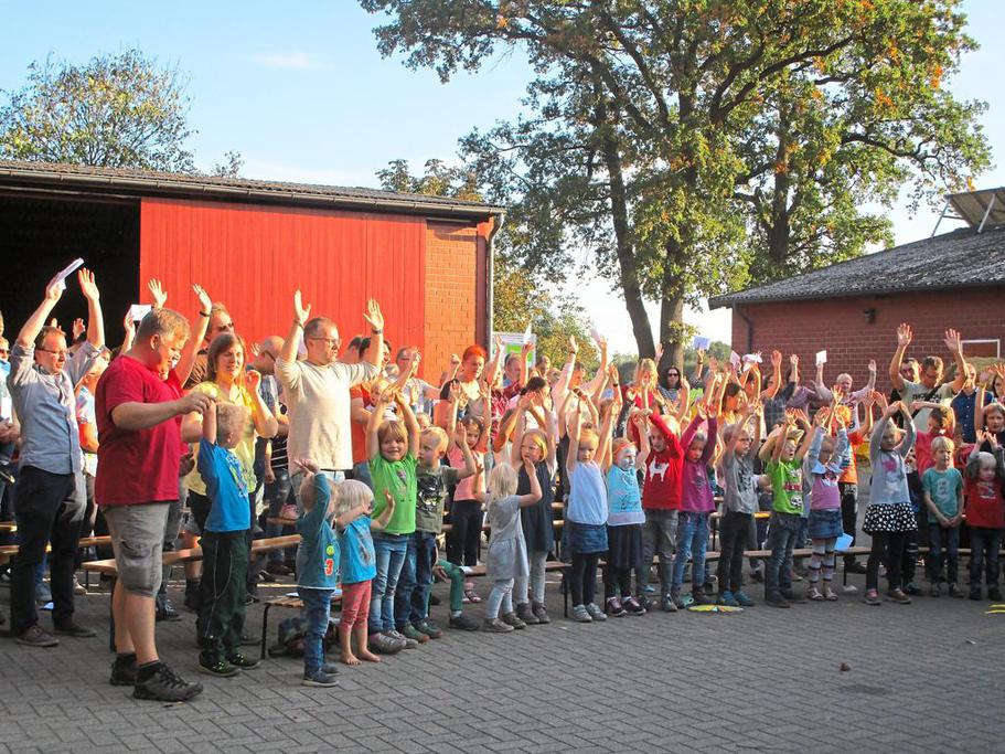 Erntedankfest des Marienkindergartens Eltern spielen den dicken fetten Pfannkuchen