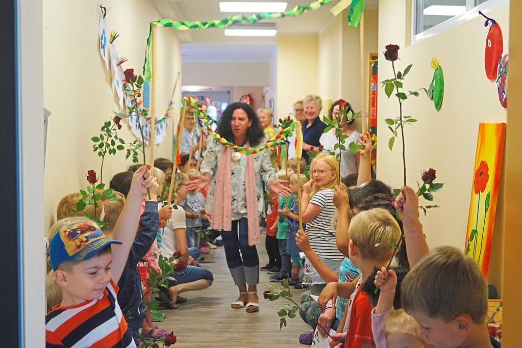 Dienstjubilaeum im Marienkindergarten Kinder stehen Spalier fuer Erzieherin